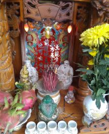 Có nên dùng bàn thờ thần tài cũ