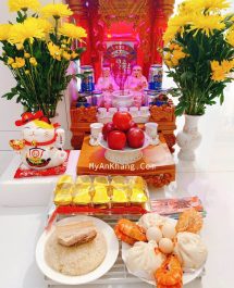 Hoa và trái cây trang trí trên bàn thờ thần tài ông địa