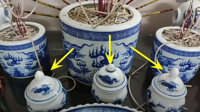 vị trí đặt 3 hũ Gạo Muối Nước trên bàn thờ