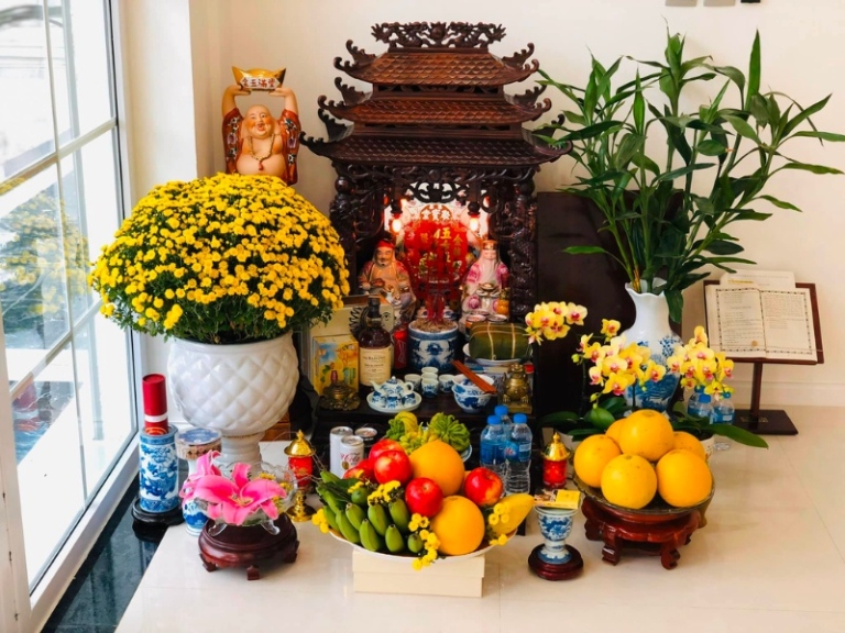 trang trí bàn thờ ông địa thần tài ngày tết