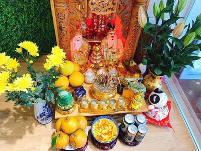 ánh nắng chiếu vào bàn thờ Thần Tài
