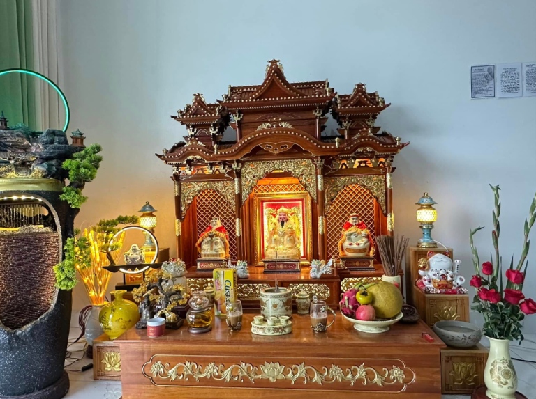 Cách hóa giải và khắc phục khi bàn thờ Thần Tài bị nắng chiếu vào
