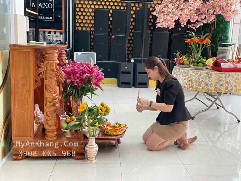 bàn thờ Thần Tài để gần tủ lạnh
