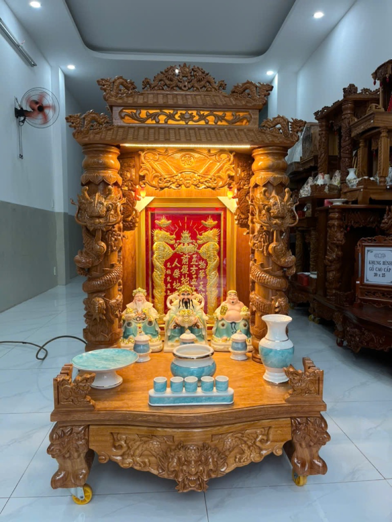 Đèn bàn thờ Thần tài nên để màu vàng